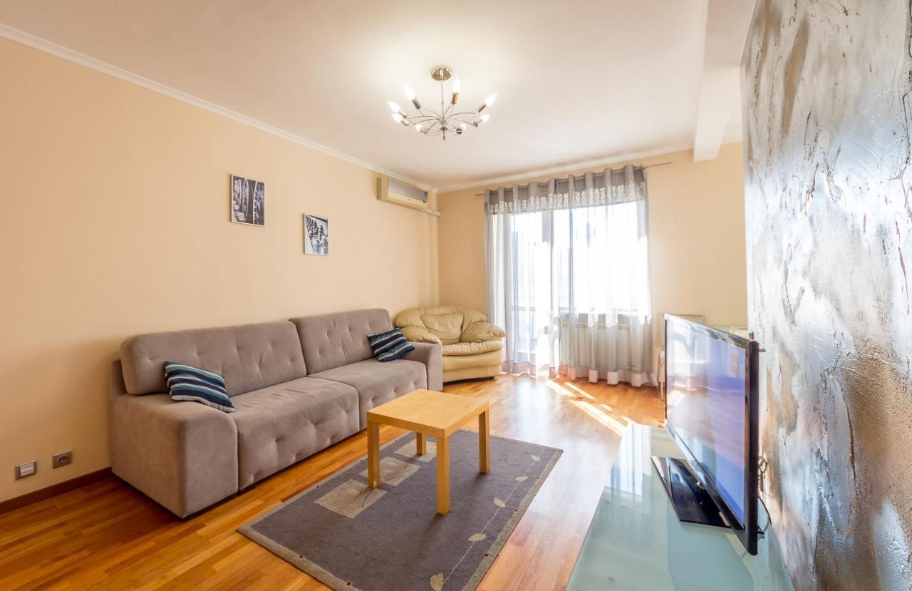 Apartment On Triokhsviatytelska Kyiv Exterior photo